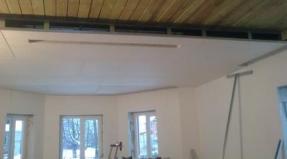 Отделываем потолок в деревянном доме: материалы и технологии
