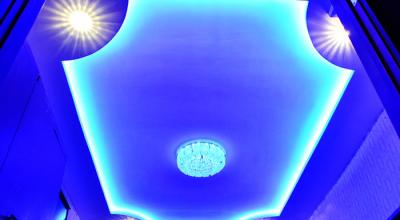 Потолки из гипсокартона с подсветкой — рекомендации по установке Гипсовый потолок с подсветкой
